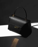 شنطة نسائية أنيقة باللون الأسود