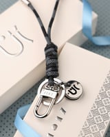 ميدالية بتصميم عصري من الجلد