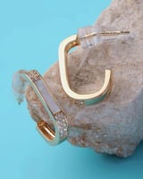 حلق نسائي بتصميم ملفت باللون الذهبي