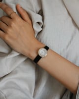 ساعة الفتون من الجلد بلون أسود