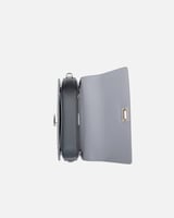 شنطة نسائية من الجلد بلون رمادي