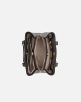 شنطة نسائية من الجلد باللون الرمادي