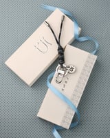 ميدالية بتصميم عصري من الجلد