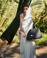 شنطة نسائية أنيقة بلون أسود