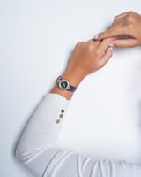 ساعة حنان من الجلد باللون الأزرق