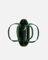 شنطة نسائية مميزة باللون البيج والأخضر