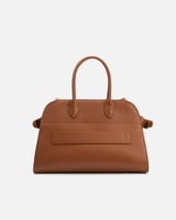 شنطة نسائية أنيقة باللون البني