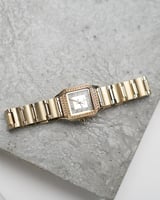 ساعة دانة النسائية باللون الذهبي