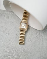 ساعة دانة النسائية باللون الذهبي