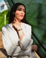 ساعة حُسن باللون الذهبي