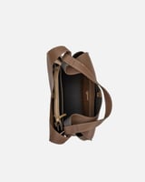 شنطة نسائية من الجلد بلون بني