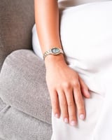 ساعة يسر النسائية من الستيل بلون ذهبي وفضي