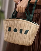 شنطة نسائية مميزة باللون البيج والأخضر