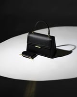 شنطة نسائية أنيقة باللون الأسود