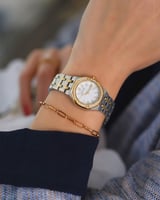 ساعة النرجس النسائية بلون فضي وذهبي