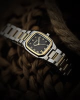 ساعة خُلود النسائية بلون ذهبي وفضي