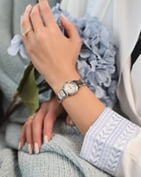 ساعة المها النسائية بلون الفضي والذهبي