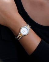 ساعة فاتنه النسائية بلون فضي وذهبي