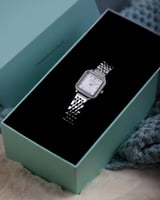 طقم هدايا نسائي يتكون من ساعة وإسورة