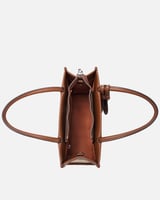 شنطه بتصميم عصري بلون بيج وبني