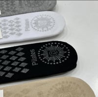 جوارب البيلاتس نسائي