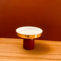 ستاند ميني ابيض وذهبي بقاعدة خشبية بني