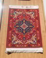 كوستر سجاد للتقديم لون احمر نقش هندسي