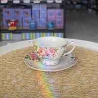 كوب شاي مع صحن