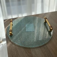 صينية تقديم زجاج دائرية بمقابض ذهبية