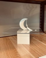 ستاند هلال اكريلك بقاعدة معدنية ابيض