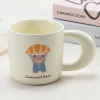 كوب برسمة دب مع كرواسان