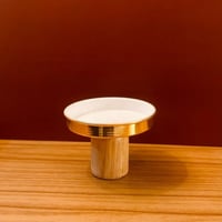 ستاند ميني ابيض وذهبي بقاعدة خشبية