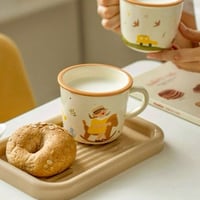 كوب قهوة فتاة مع حصان خشبي