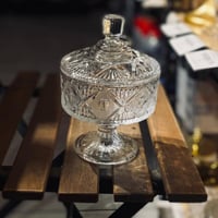 سكرية زجاج مع قاعدة