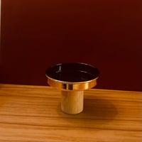 ستاند ميني اسود وذهبي بقاعدة خشب