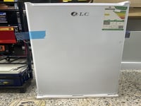 ثلاجة مع منظومة طاقة شمسية متكاملة لتشغيلها