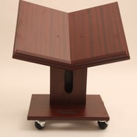 حامل مصحف متحرك بمنديل