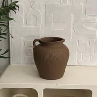 مزهرية ورد بني وسط