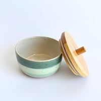 علبة سيراميك بغطاء ملون سماوي