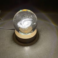 قطعة كرة كريستالية ثلاثية الأبعاد للمجرة، مع قاعدة...