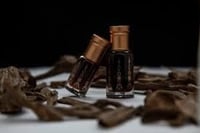 صندوق ملكي فخم يضم محموعة من الهدايا الفاخرة يتناس...