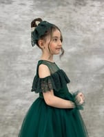 فستان أخضر مزين بالتول مع كشكشة على التنورة وأكمام...