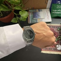 ساعة رجالية بزخارف حروف عربية