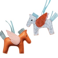 تعليقة حصان كريستال