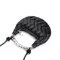 جو بي ارلا | أسود