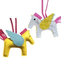 تعليقة حصان كريستال