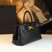 جو بي ايلورا | أسود