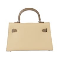 كيلي باق | أشقر