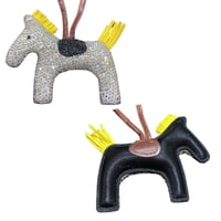 تعليقة حصان كريستال