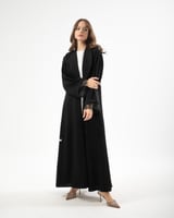 عباية من قطعتين كريب و مخمل مع تدخيلات دانتيل بقصة...